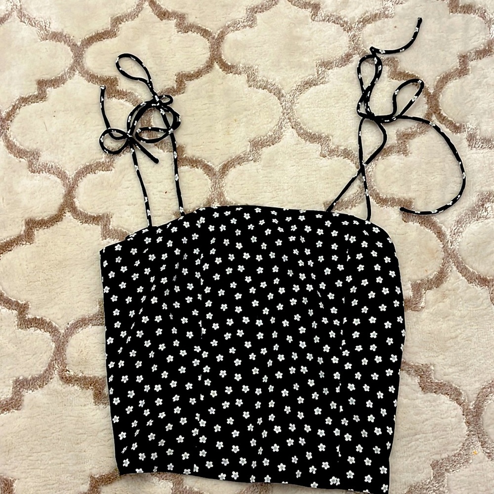 Cute top, size medium. Tags still on, never worn, no damage or blemishes.